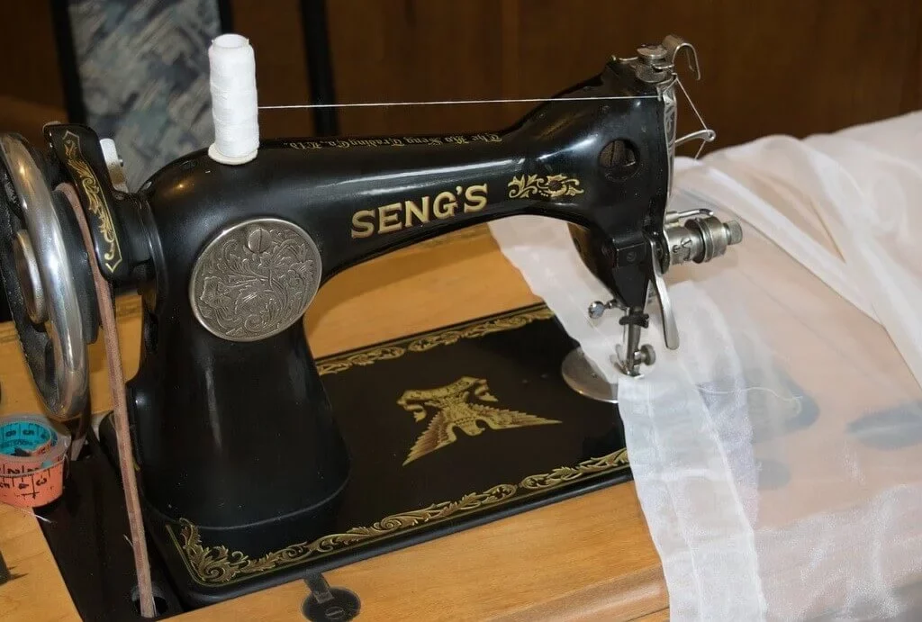 photo of an manual sewing machine