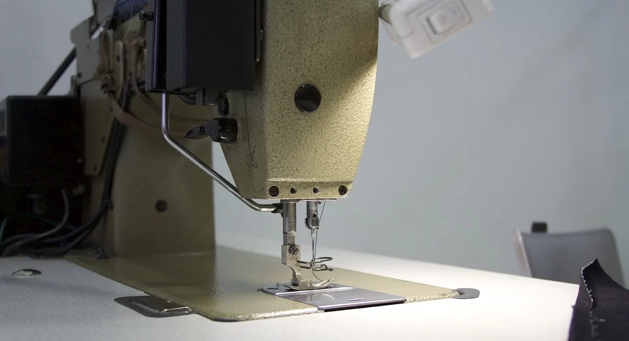 Close-up of the Throat Space on a quilting machine - Throat Space