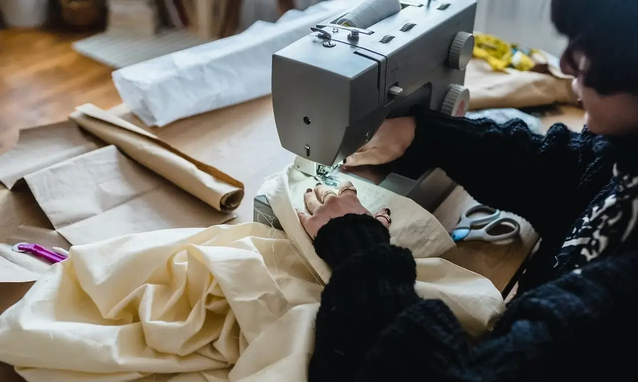 Quilting project scope: A colorful quilt with intricate patterns and designs, showcasing skilled craftsmanship and attention to detail.
