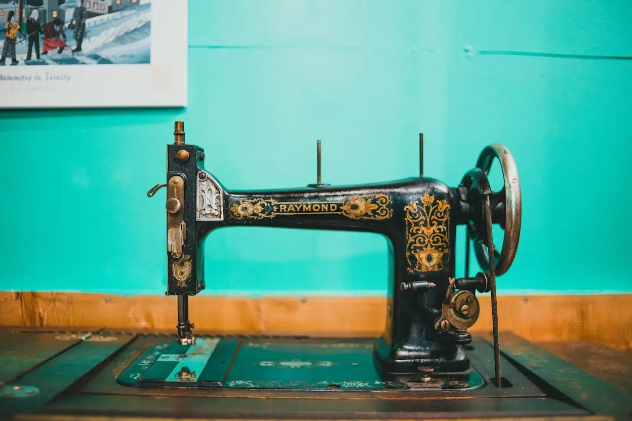 An antique sewing machine on a table, perfect for quilting.